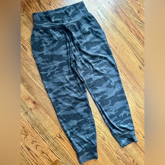 Athleta Salutation Camo Jogger - Picture 2 of 9